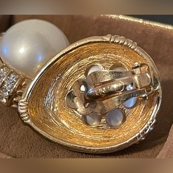 Vintage Ciner Faux Pearl Tear Drop Swarovski Crystal Clip-on Earrings - Picture 6 of 9